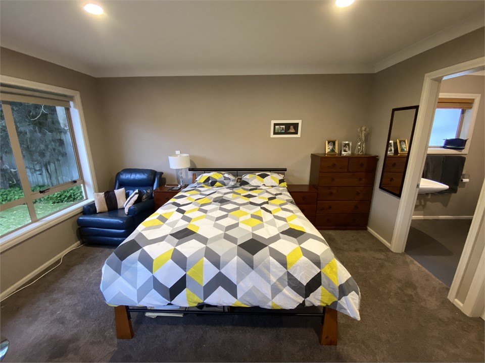 Master. Queen Bed + ensuite + floor mattress space