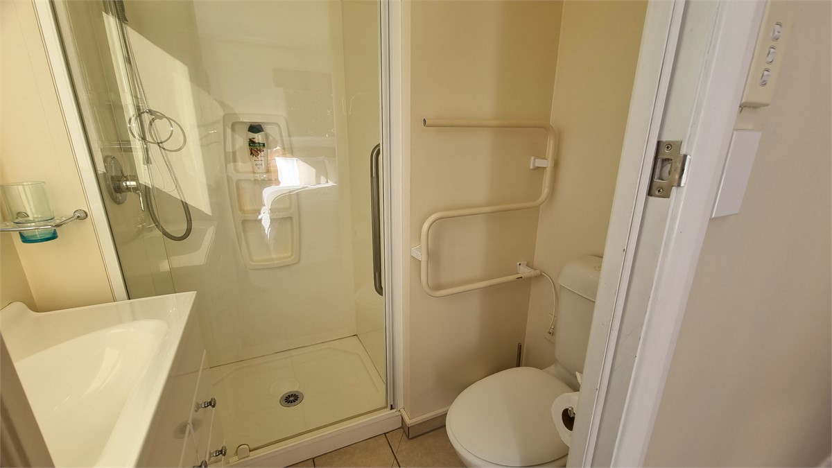 Ensuite Bathroom with Shower, Toilet, Vanity & Hea