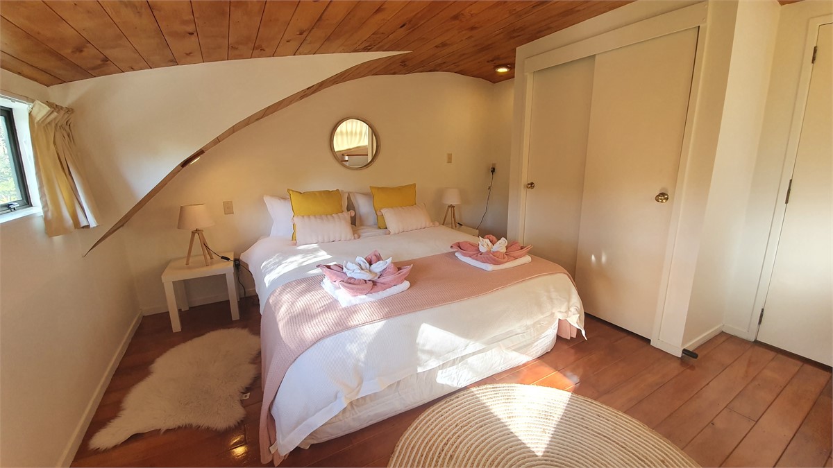 Cosy upstairs king bedroom