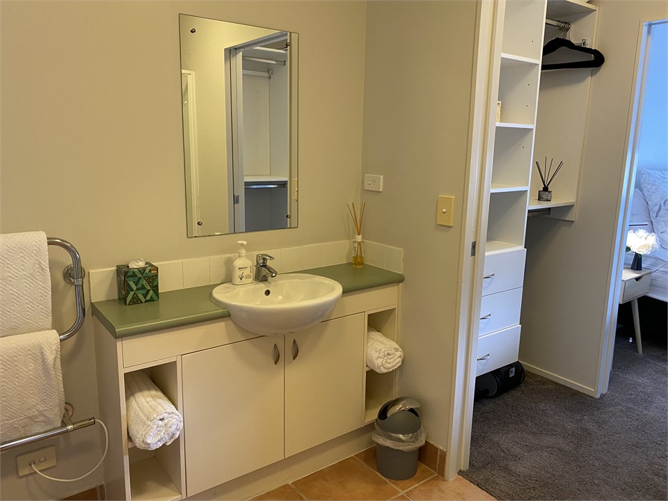 dual entry bathroom - from lounge and bedroom
