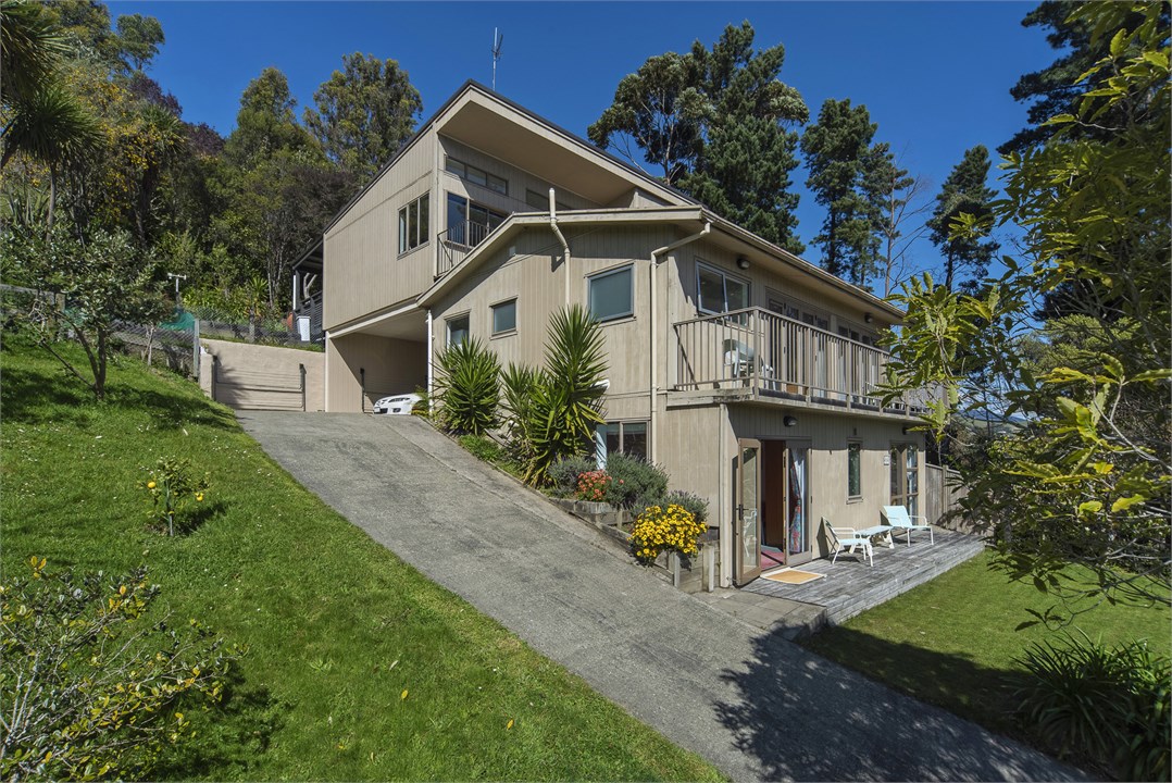 Coastal Hideaway, 3-storey Nelson Holiday Home