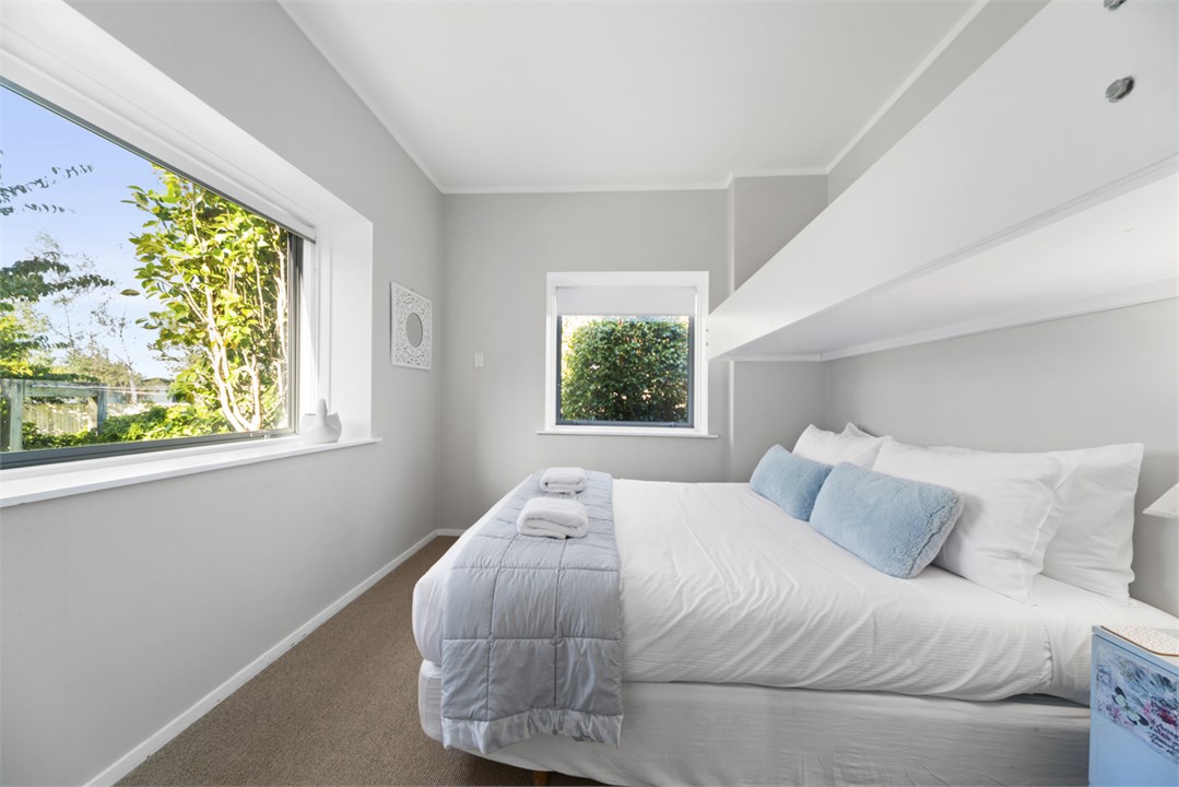 Single bed over the top of Queen bed
