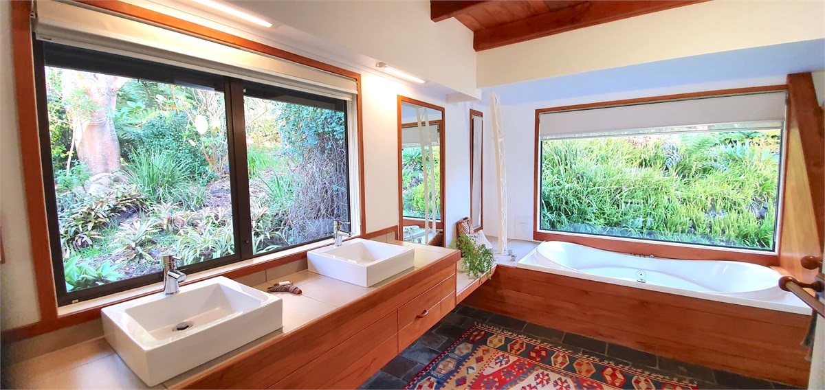 Luxurious en suite bathroom