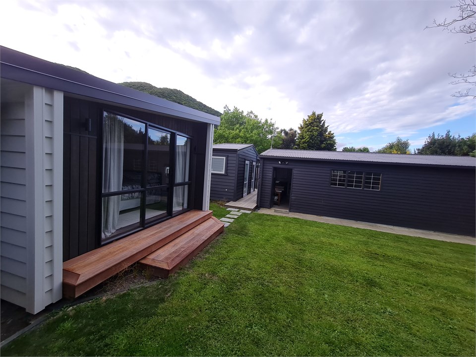 SLEEPOUT, GAMES ROOM & TOLIET/LAUNDRY