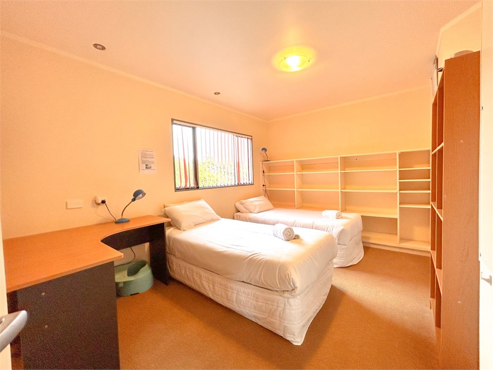 4th Bedroom with 2 x Single beds