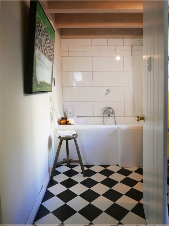 Ground floor bathroom.