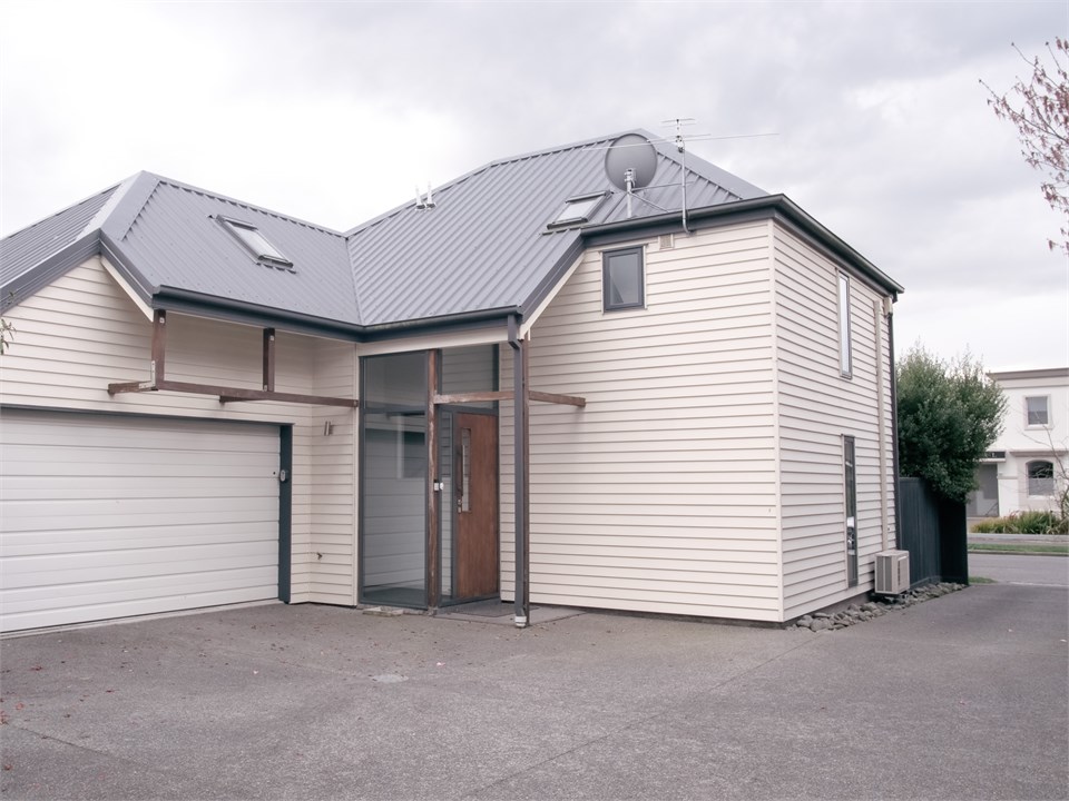 3 bedroom detached executive styled townhouse with