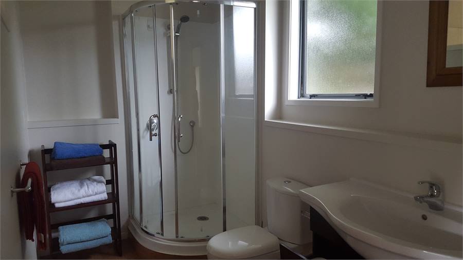 kumeu kottage bathrooom