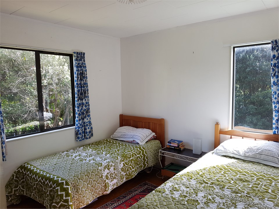 Twin bedroom (plus kids rollout under) 