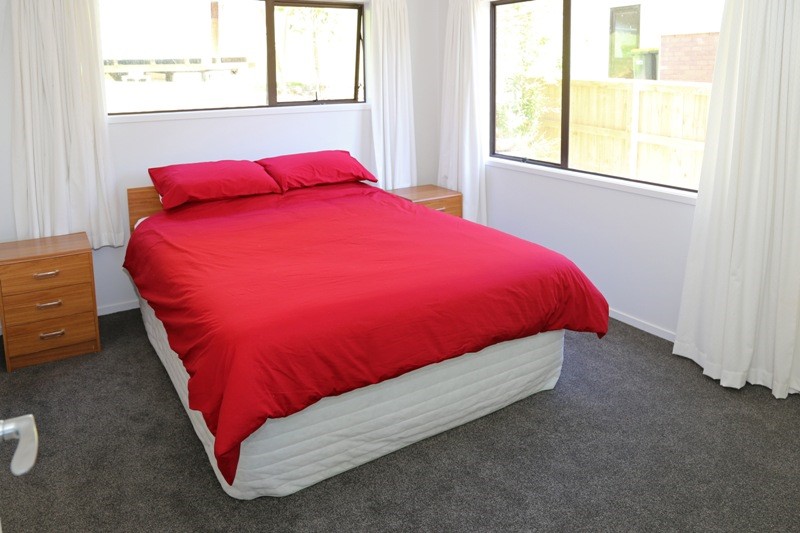 Downstairs master queen bedroom (sleeps 2)