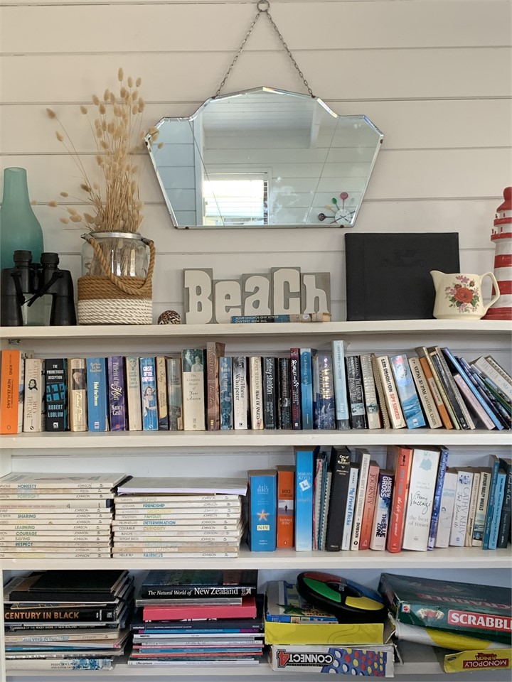 Retro and neutrals make this bach a charming retre