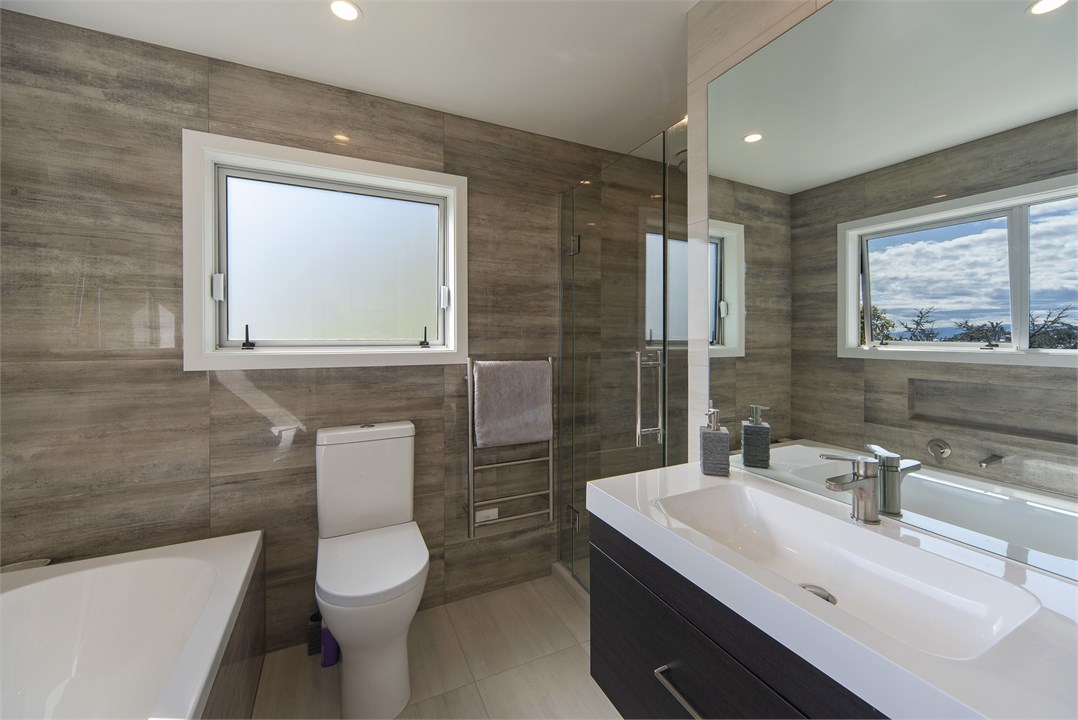 Master ensuite bathroom