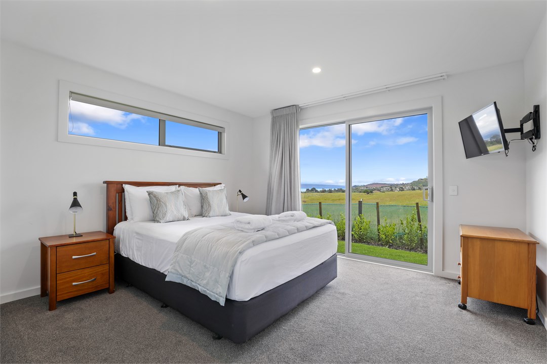 Master bedroom with ensuite & smart tv. 1 x queen 