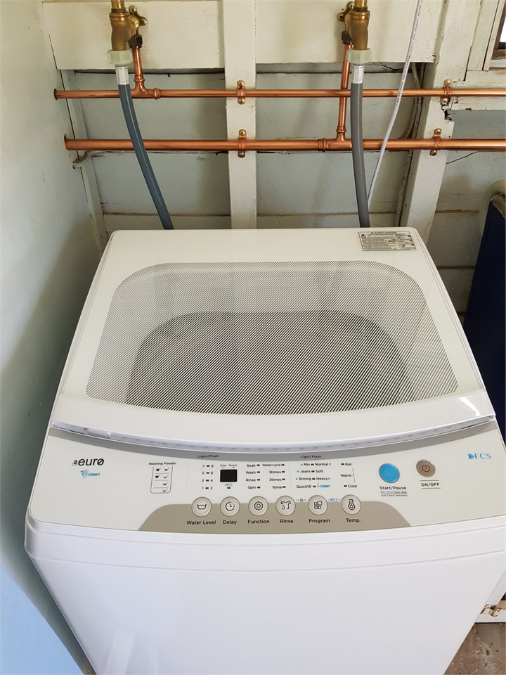 Laundry with washing machine, Washing lines x 2