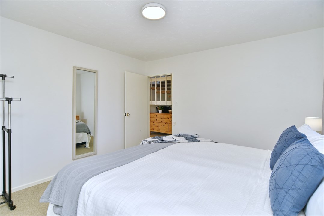 Bedroom 1: Super King bed that can be split on req