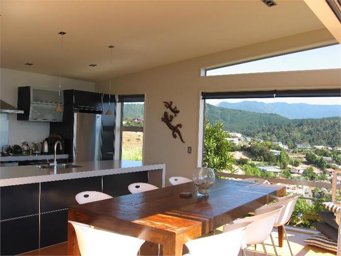 dining seats 10 comfortably