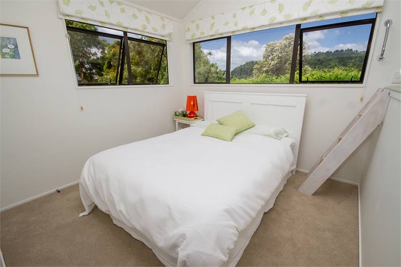 Second bedroom queen bed