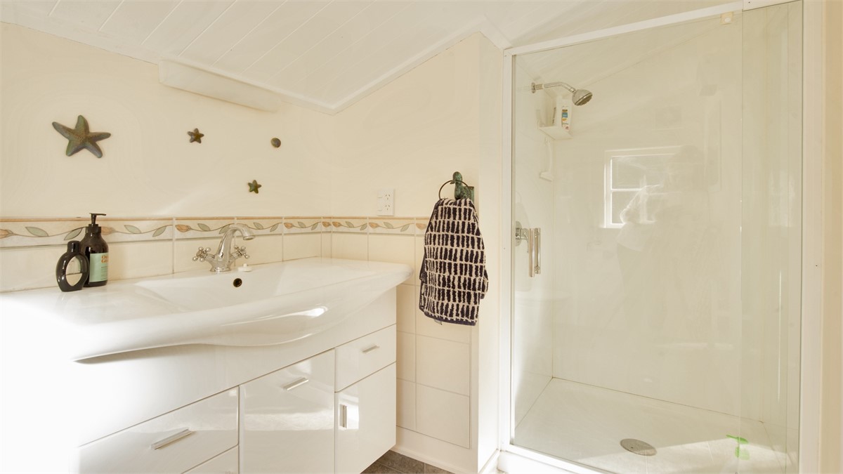 Main bathroom ensuite