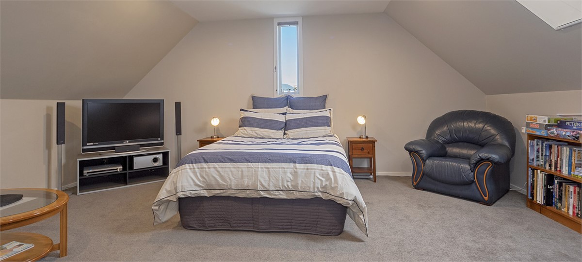 Bedroom 4 (upstairs) with Queen bed and TV