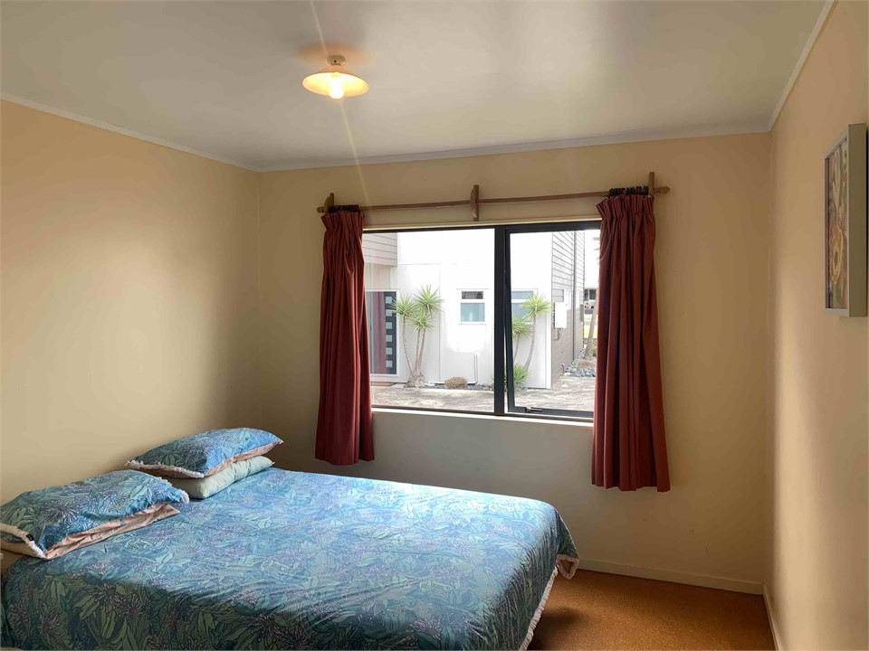 Barbara Ave Beach House - Summer Room / Queen Bed