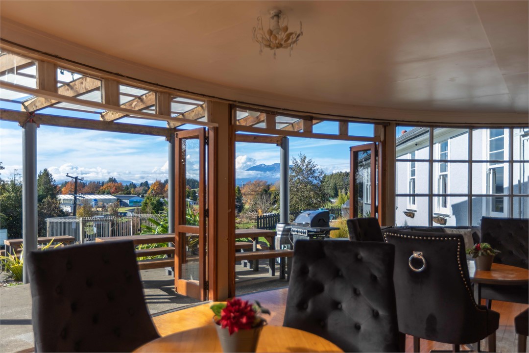 Lounge open onto patio