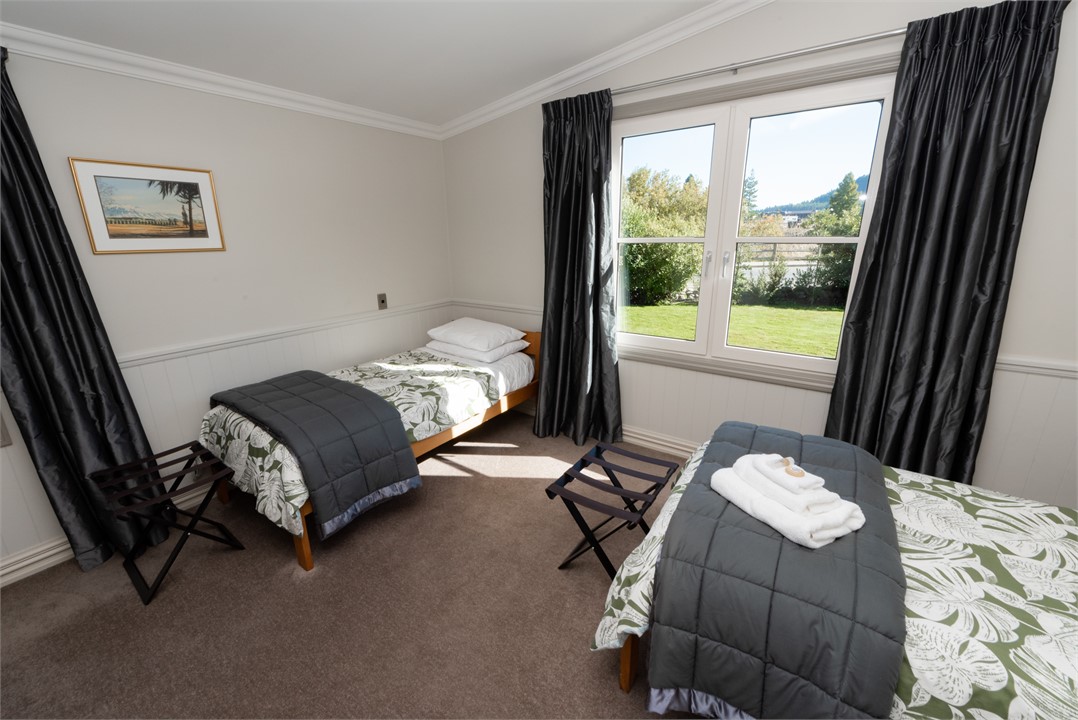 Twin bedroom (has a separate bathroom).