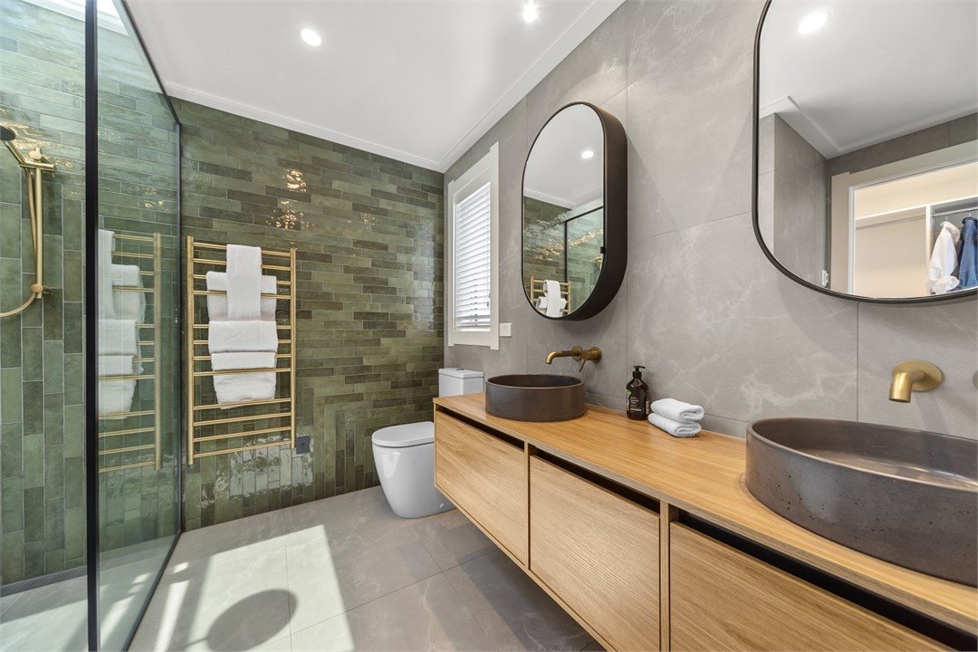 Master bedroom ensuite bathroom