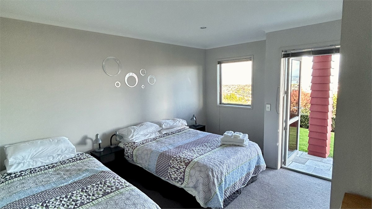 Bedroom 2: Double bed + Single bed