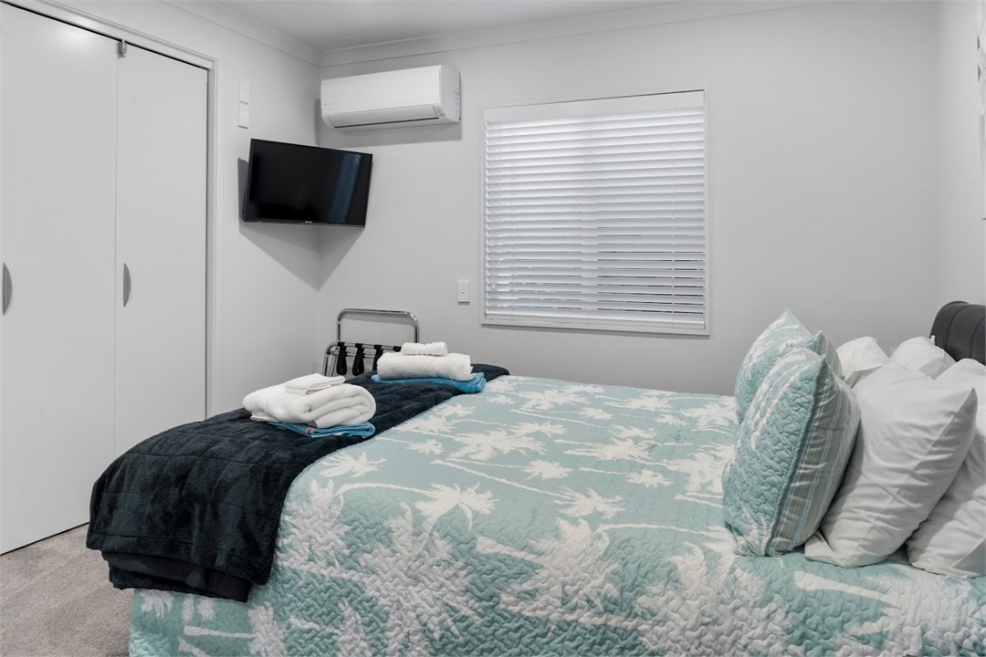 Bedroom 6- Front Apartment -Queen /single