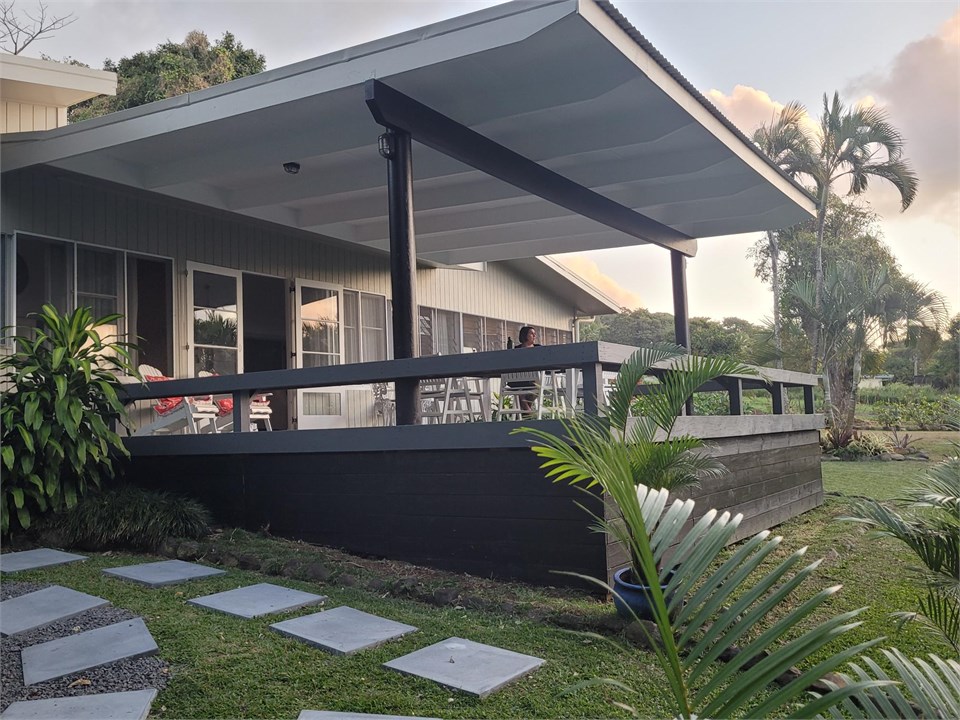 side look from pool to dront deck