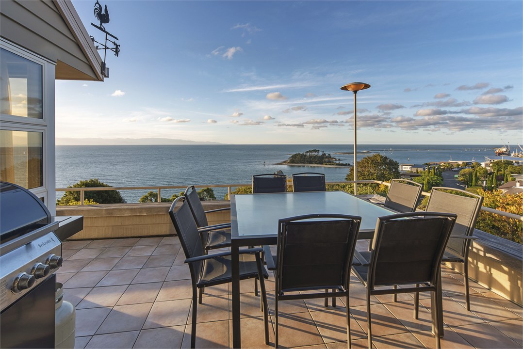 Outdoor dining, BBQ & views to the North