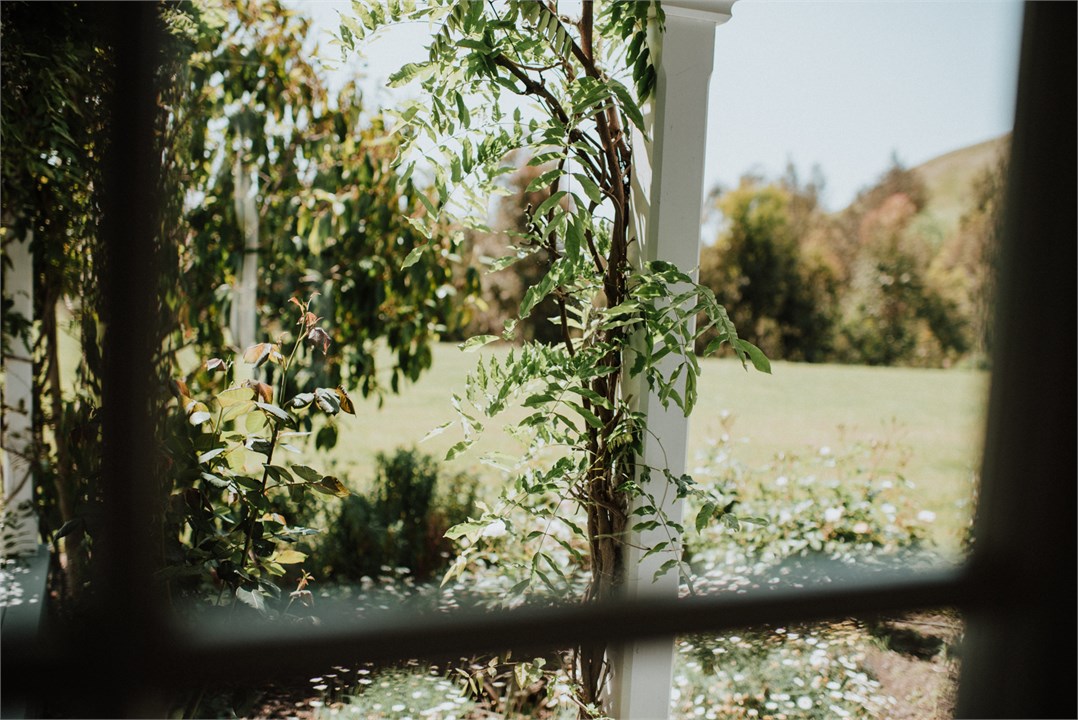 Wrap-around verandahs that link the cottage to the