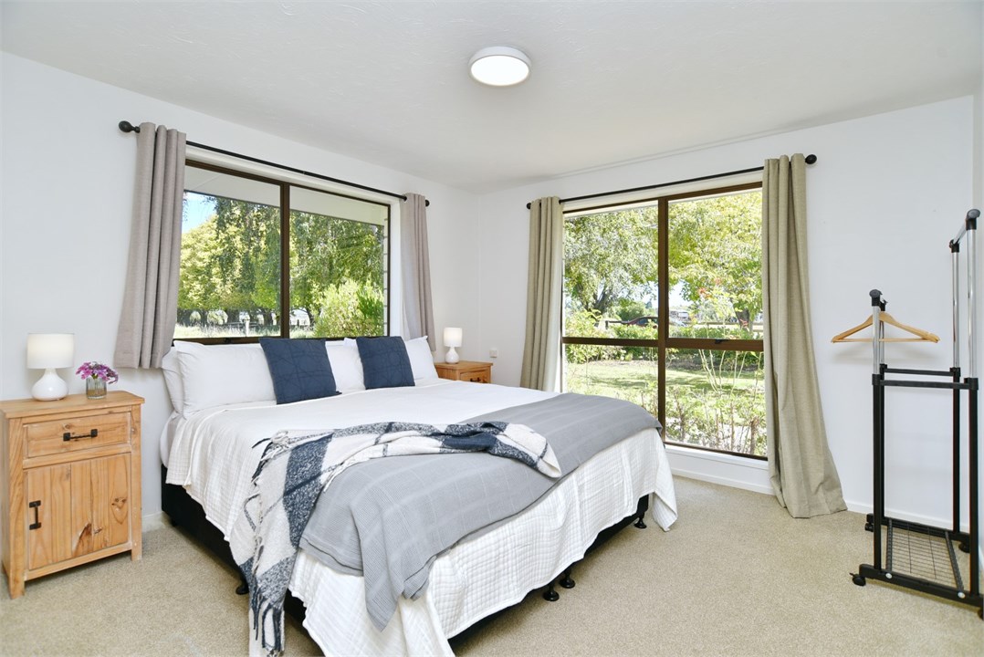 Bedroom 1: Super King bed that can be split on req