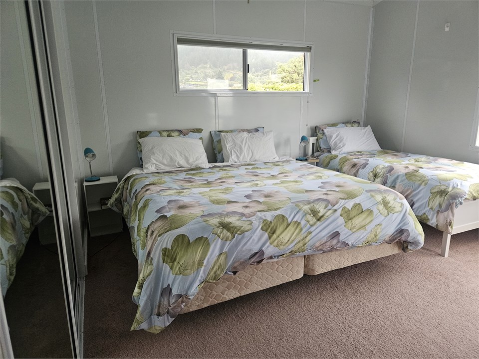 3 SINGLE beds or 1 super king and 1 single bed