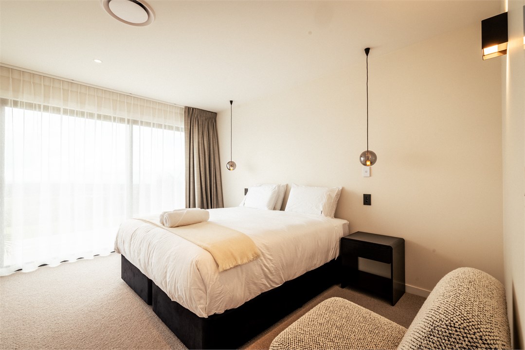 Super King bed with superior pillows and bedding, 