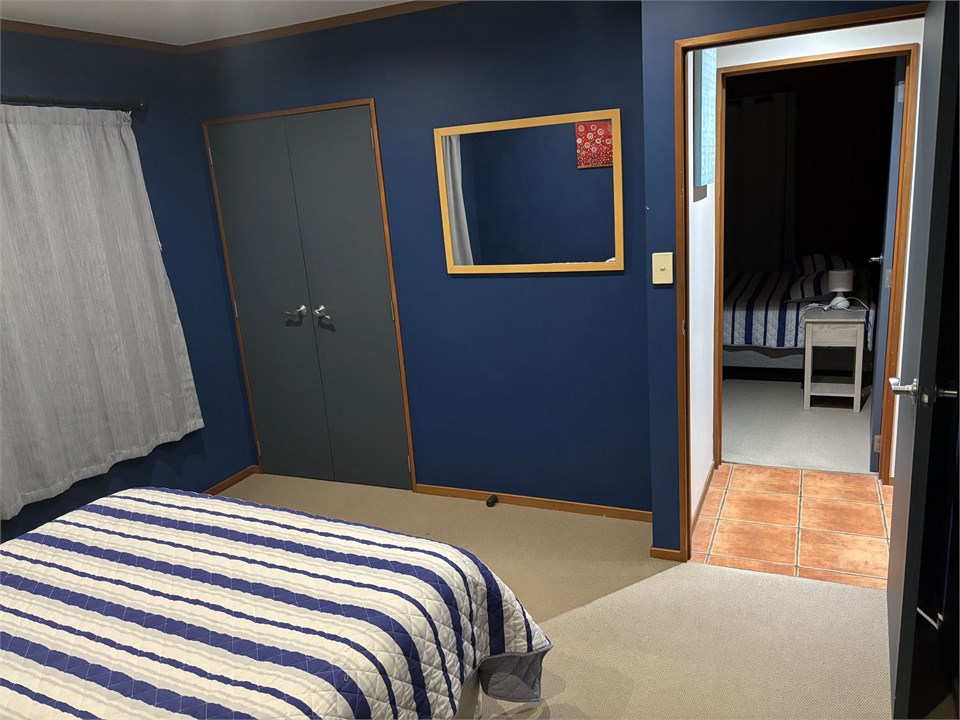 Queen looking at 3rd queen room