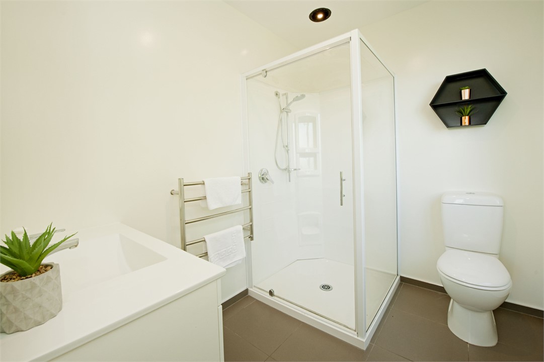 Master ensuite bathroom