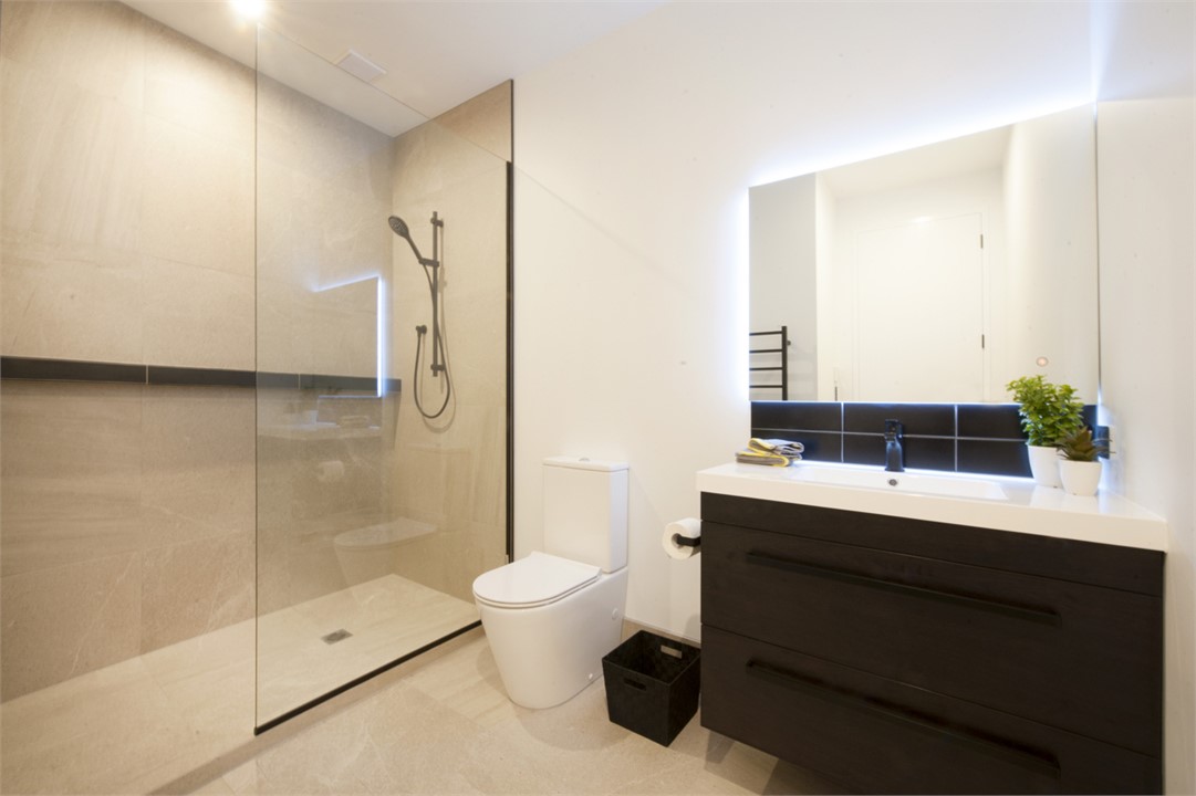 Downstairs master bedroom ensuite bathroom