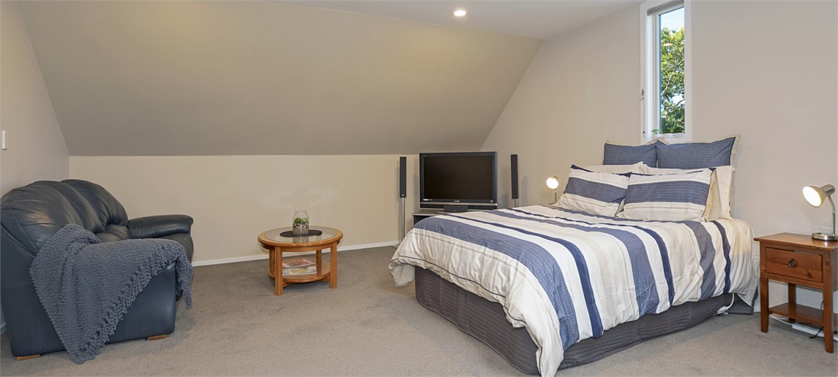 Bedroom 4 (upstairs) with Queen bed and TV
