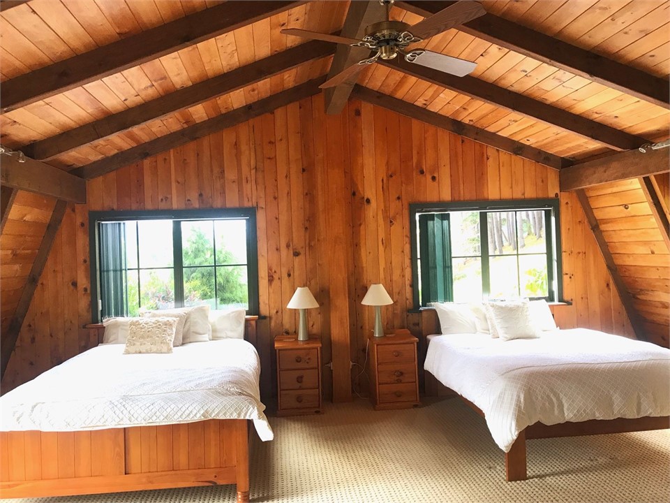 2x queen bed bedroom on upper level