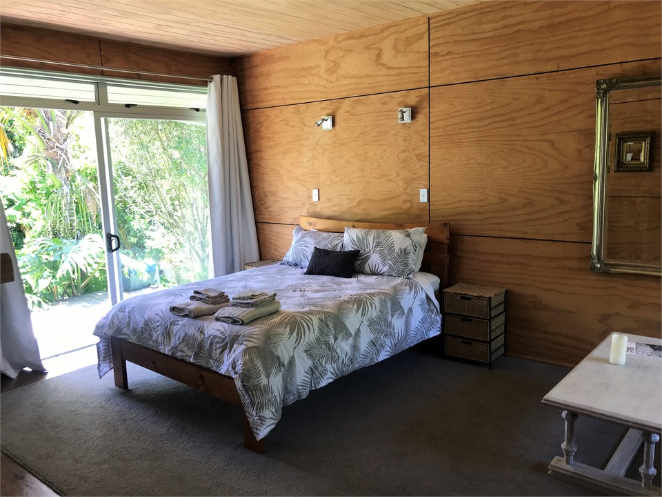 Main bedroom with queen bed and en-suite