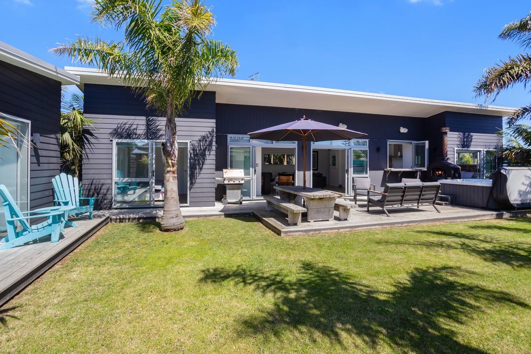 Gibsons Garage (Bachcare) Waihi Beach Holiday Home for rent Holiday