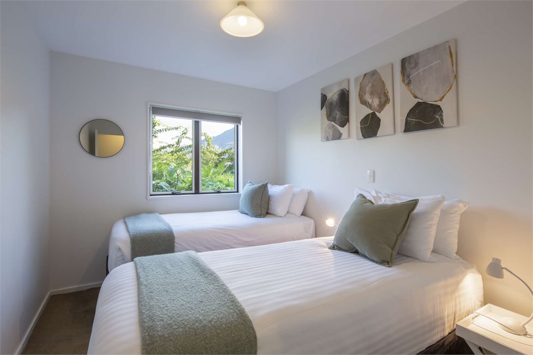 Bedroom 4: king or 2x singles