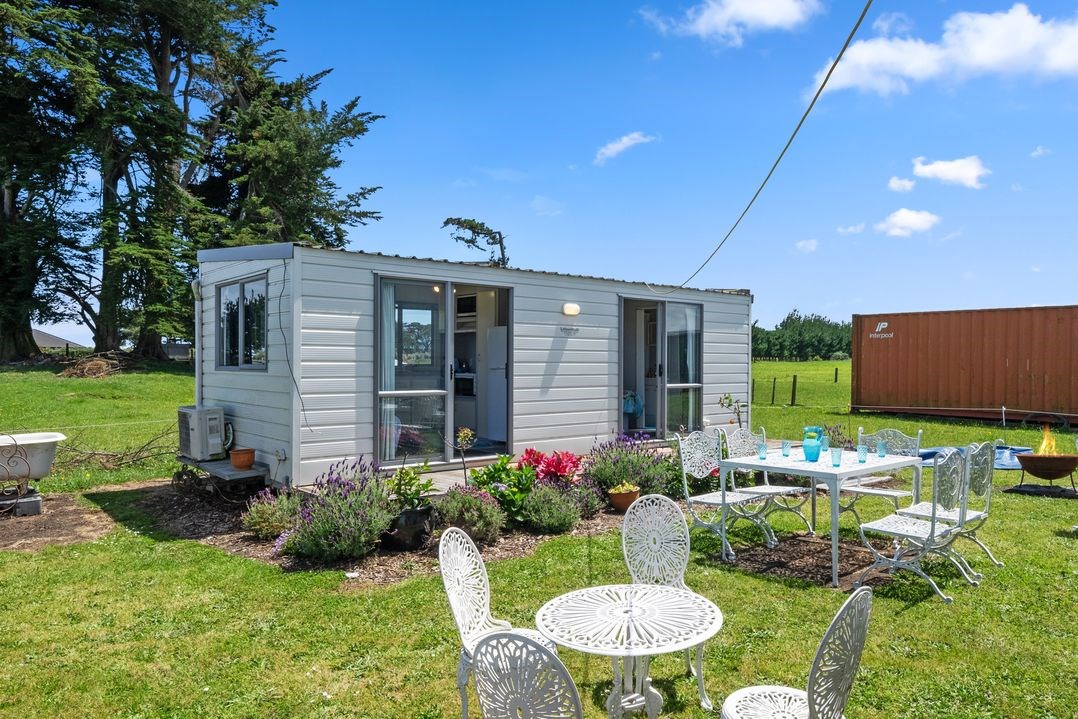 MGM Studio Cabin (Bachcare) Foxton Holiday Home for rent Holiday Houses