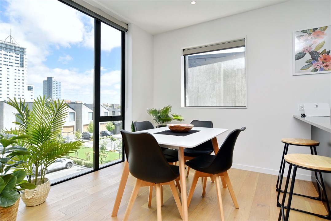 Dining table that seats 4 people