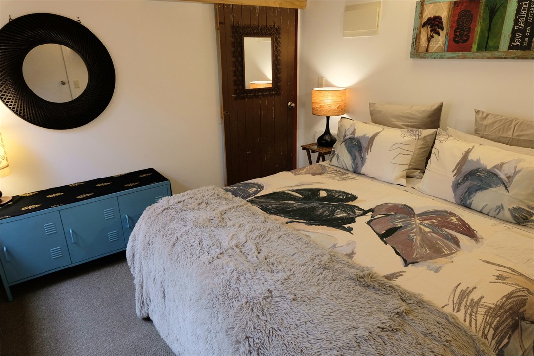 Bedroom 2: king or can be separated to x2 singles.