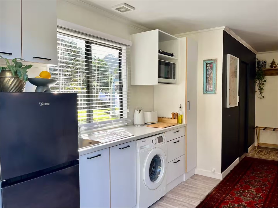 Self contained sleep out with double bed & own cou