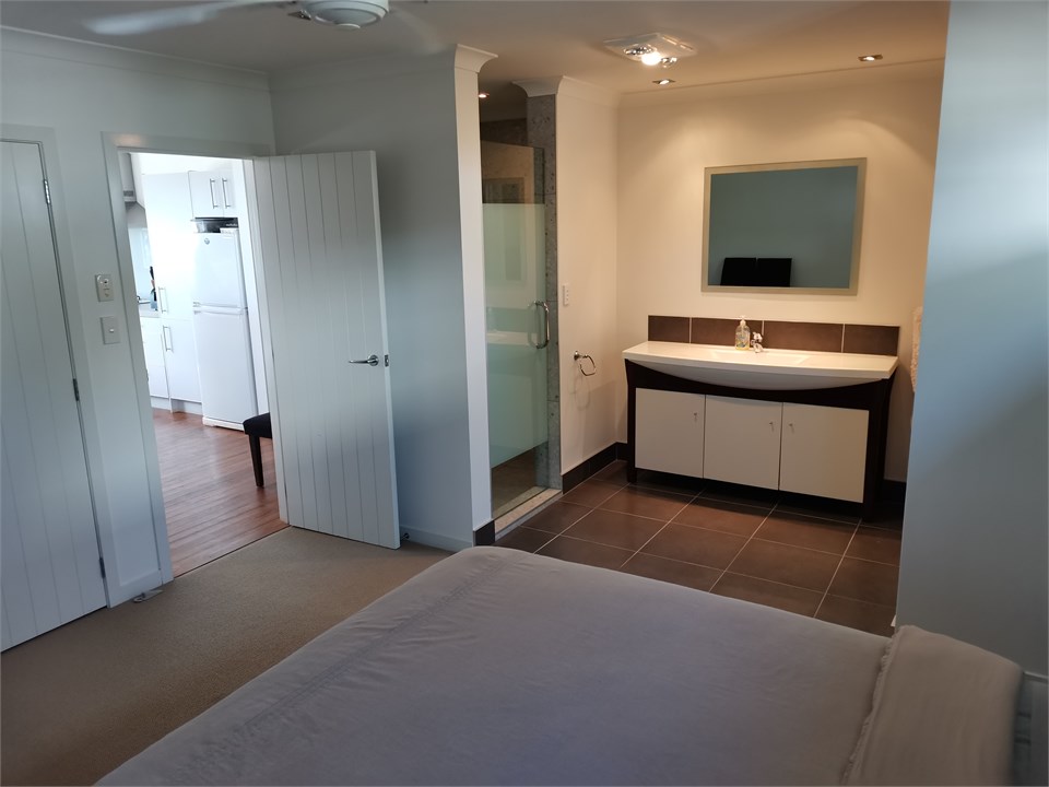 Master bedroom bathroom (Photo 3)