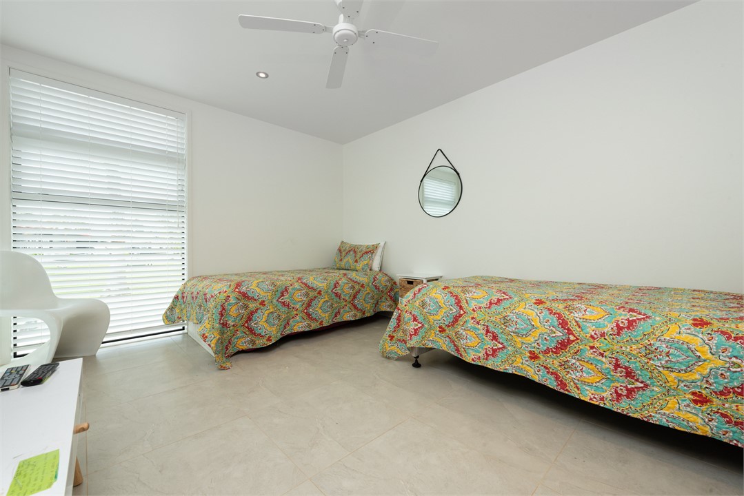 2nd lounge with 2 x day kin single beds