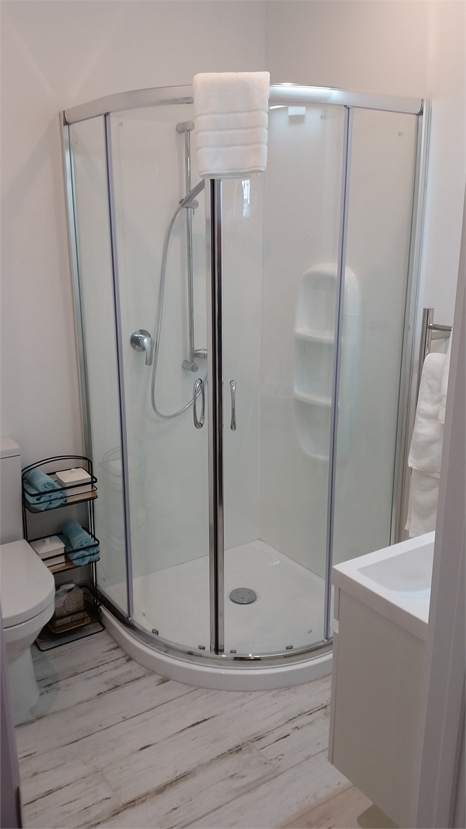 Queen bedroom ensuite